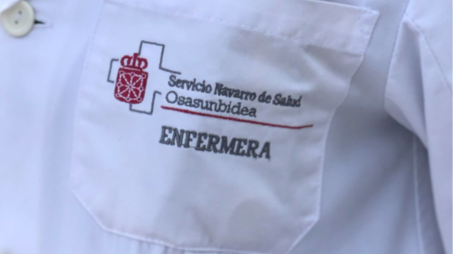 Bata de enfermera del servicio navarro de salud